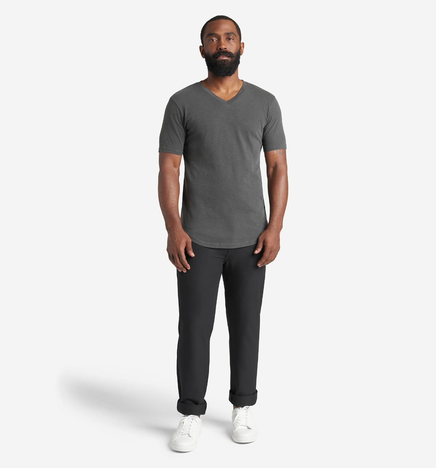 Sun-Faded Slub Scallop V-Neck T-Shirt | Black | Goodlife