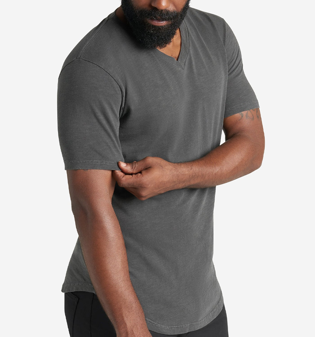 Sun-Faded Slub Scallop V-Neck T-Shirt | Black | Goodlife